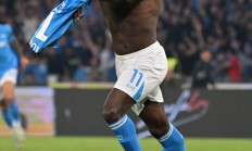 九游娱乐网页-那不勒斯前锋伤愈复出，球队攻击力提升明显