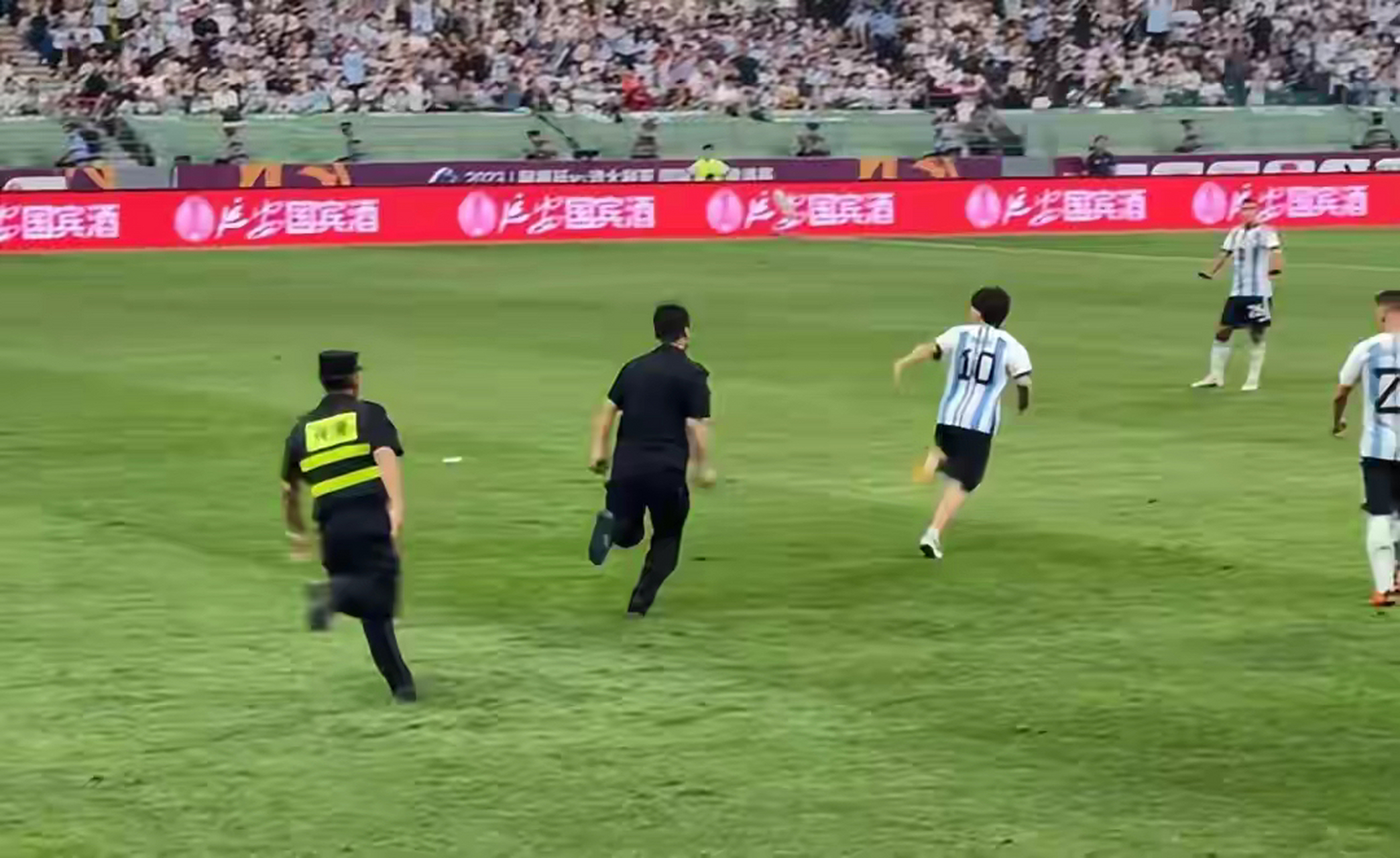 一场足球比赛的结果引发球迷热烈讨论 一场足球比赛的结果引发球迷热烈讨论