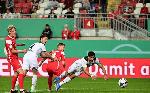 拜仁慕尼黑与汉诺威96进行较量 拜仁慕尼黑与汉诺威96进行较量