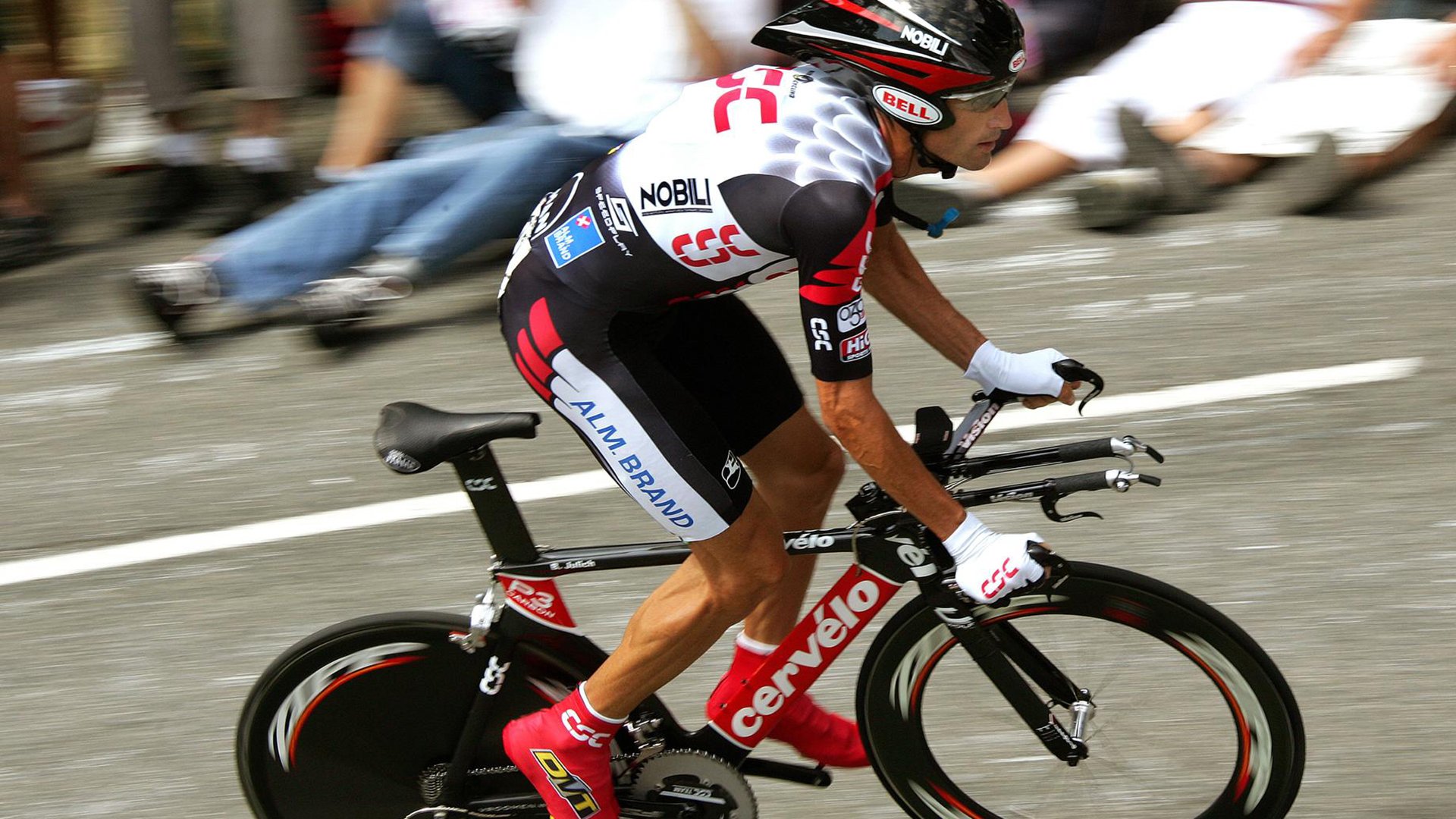 F1新赛季揭幕战之夜,当米切尔诅咒笼罩赛道,对手的绝望从何处生长?