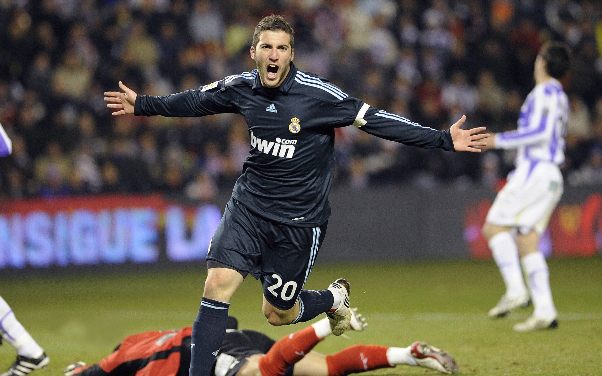 时间褶皱中的对决,当阿圭罗以逆生长点燃横扫之夜